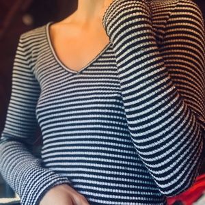 V-Neck long sleeve tee